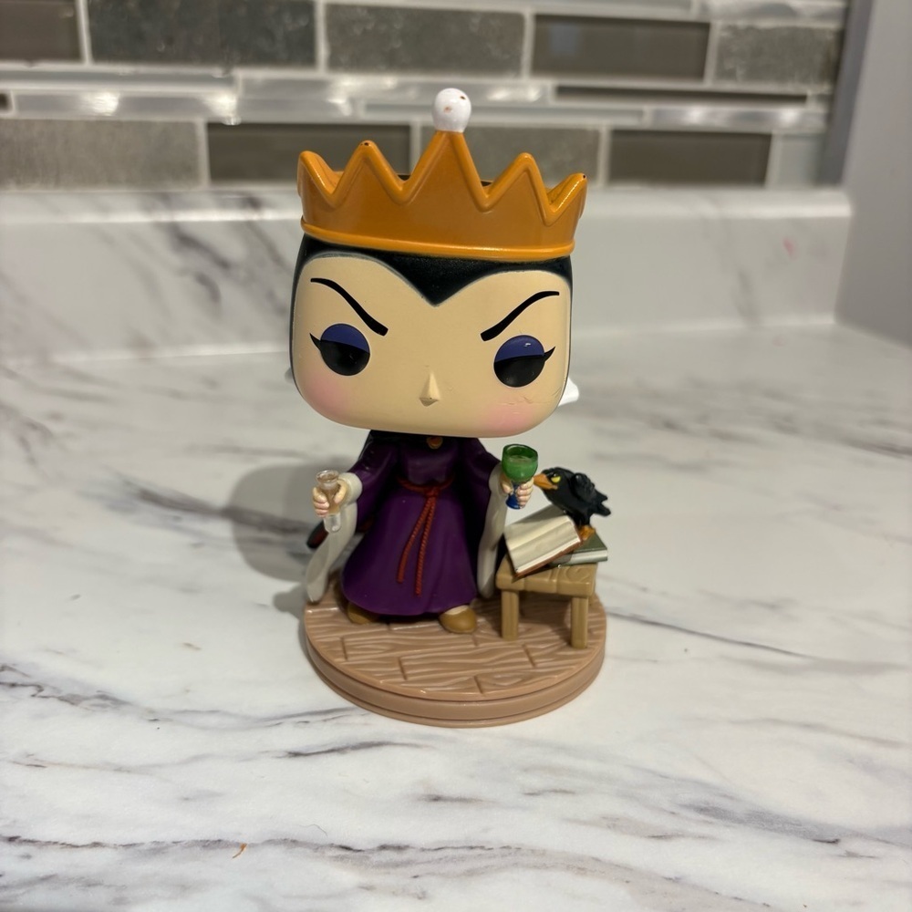 Funkoโ Pop Disney: Villains - Queen Grimhilde Disney Snow White